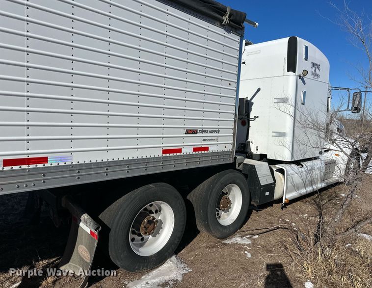 image for item DM2663 2011 Peterbilt 386 semi truck