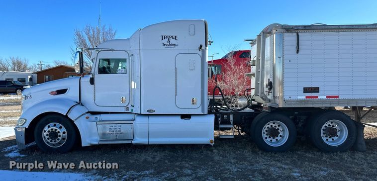 image for item DM2663 2011 Peterbilt 386 semi truck