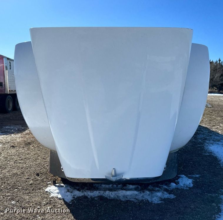 image for item DM2663 2011 Peterbilt 386 semi truck