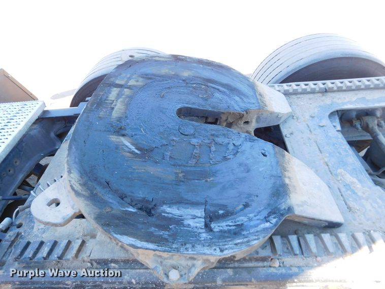 image for item DM2663 2011 Peterbilt 386 semi truck