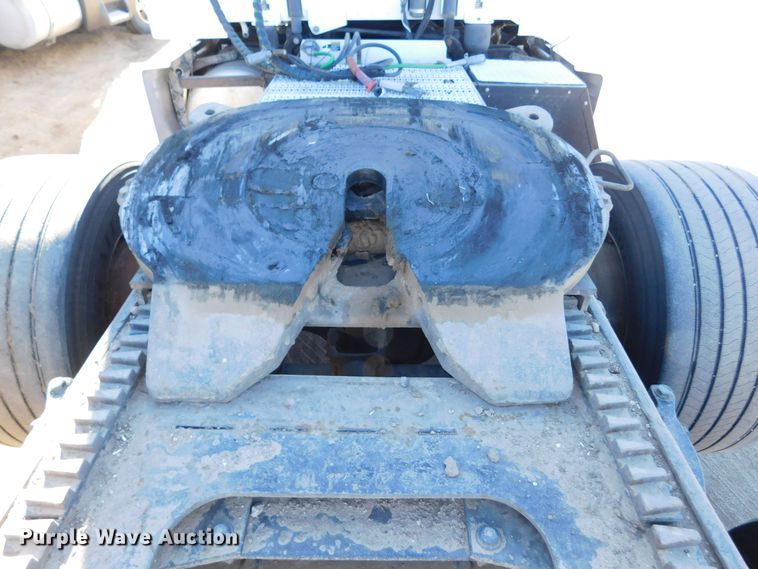 image for item DM2663 2011 Peterbilt 386 semi truck