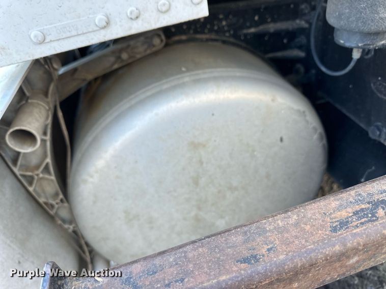 image for item DM2663 2011 Peterbilt 386 semi truck