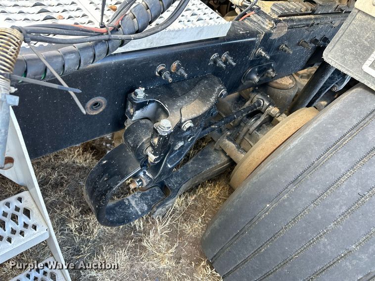 image for item DM2663 2011 Peterbilt 386 semi truck