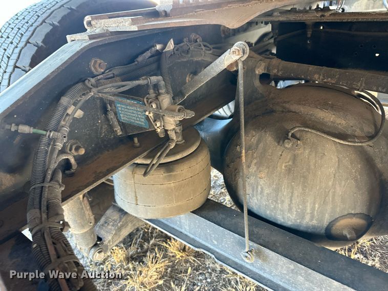 image for item DM2663 2011 Peterbilt 386 semi truck