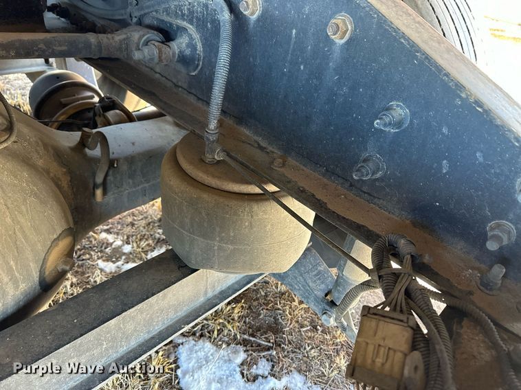 image for item DM2663 2011 Peterbilt 386 semi truck