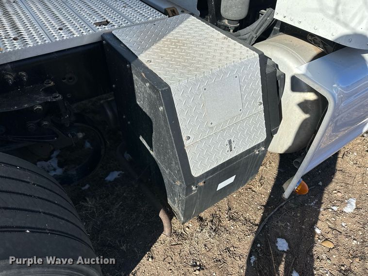 image for item DM2663 2011 Peterbilt 386 semi truck