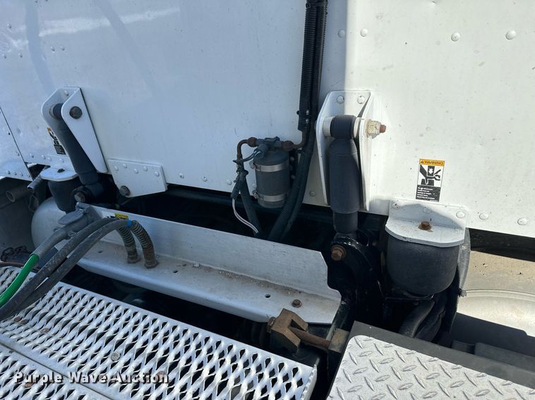 image for item DM2663 2011 Peterbilt 386 semi truck