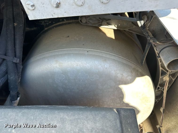 image for item DM2663 2011 Peterbilt 386 semi truck