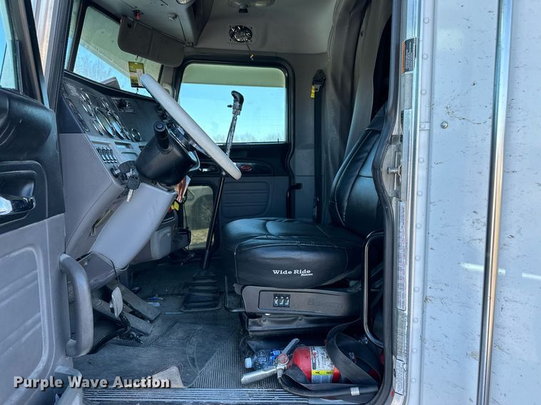 image for item DM2663 2011 Peterbilt 386 semi truck