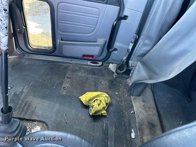 image for item DM2663 2011 Peterbilt 386 semi truck