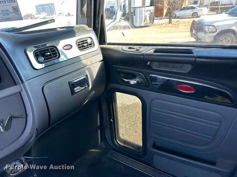 image for item DM2663 2011 Peterbilt 386 semi truck