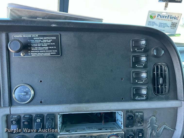 image for item DM2663 2011 Peterbilt 386 semi truck