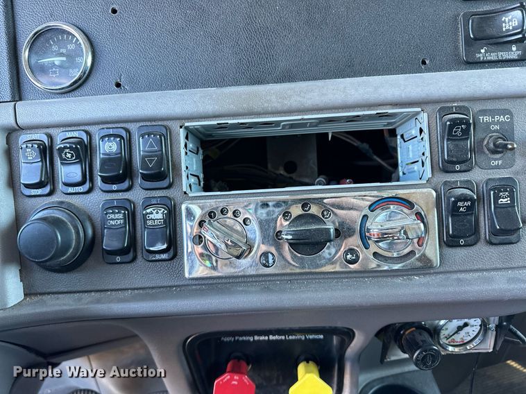 image for item DM2663 2011 Peterbilt 386 semi truck