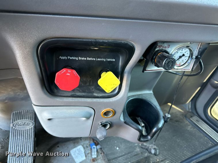 image for item DM2663 2011 Peterbilt 386 semi truck