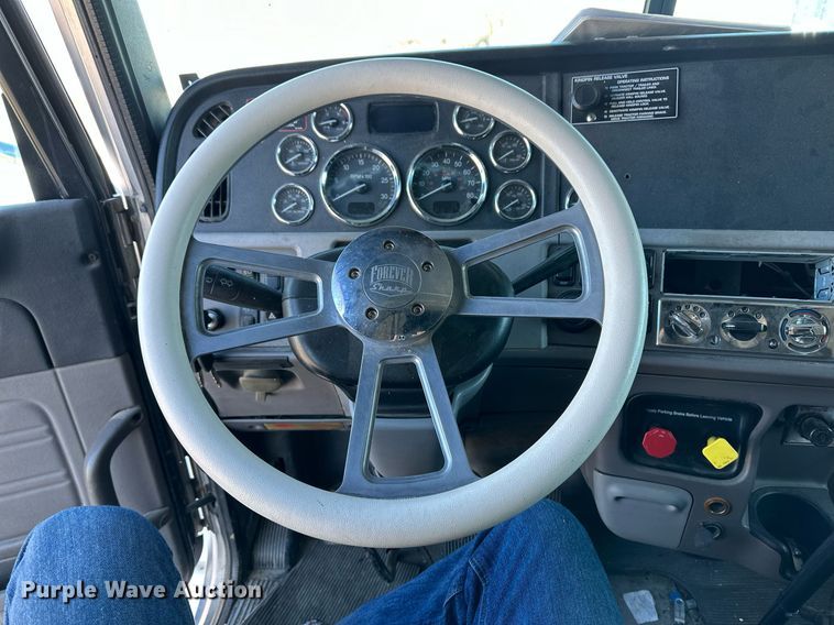 image for item DM2663 2011 Peterbilt 386 semi truck