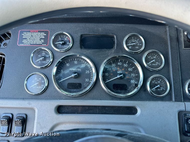 image for item DM2663 2011 Peterbilt 386 semi truck