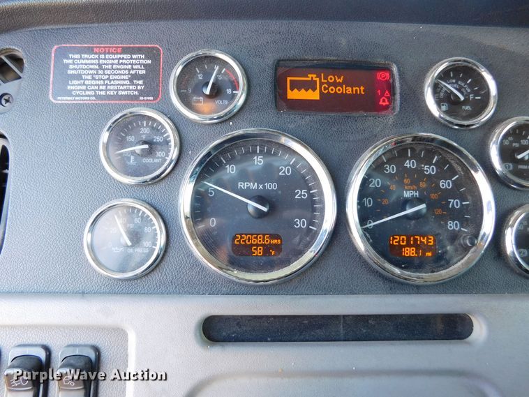 image for item DM2663 2011 Peterbilt 386 semi truck