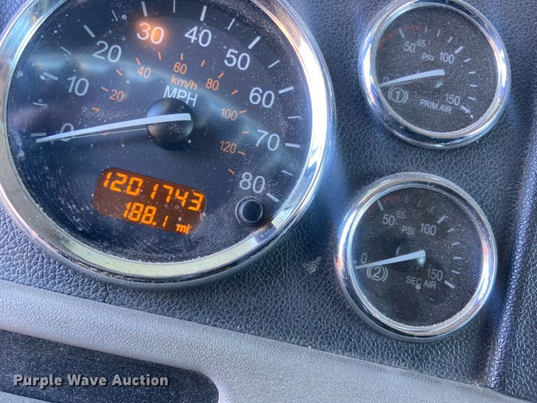 image for item DM2663 2011 Peterbilt 386 semi truck