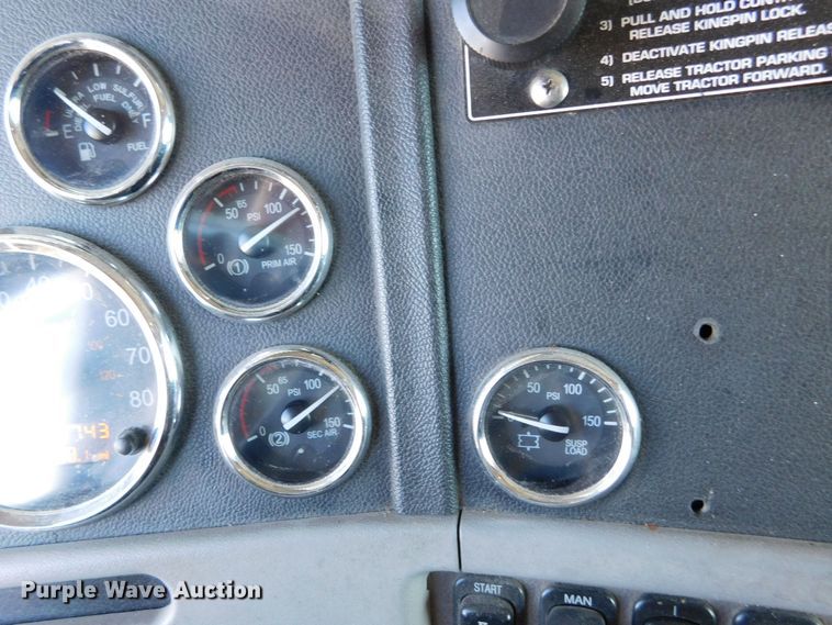 image for item DM2663 2011 Peterbilt 386 semi truck