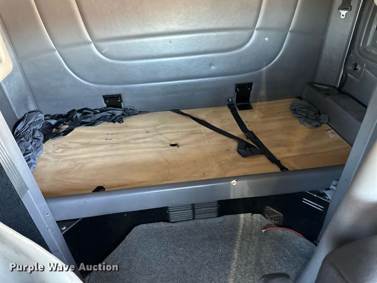 image for item DM2663 2011 Peterbilt 386 semi truck