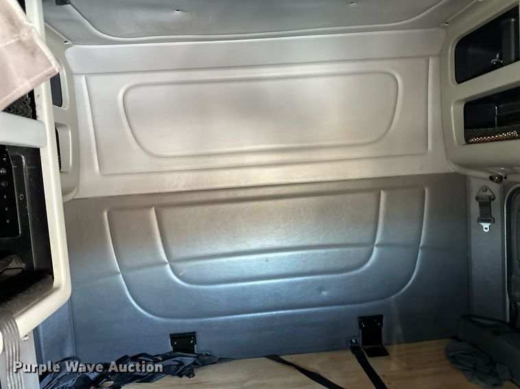 image for item DM2663 2011 Peterbilt 386 semi truck