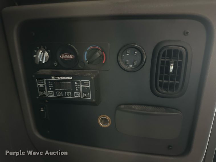 image for item DM2663 2011 Peterbilt 386 semi truck