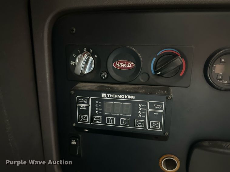 image for item DM2663 2011 Peterbilt 386 semi truck