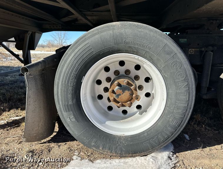 image for item DM2663 2011 Peterbilt 386 semi truck