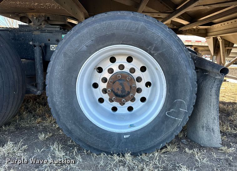 image for item DM2663 2011 Peterbilt 386 semi truck