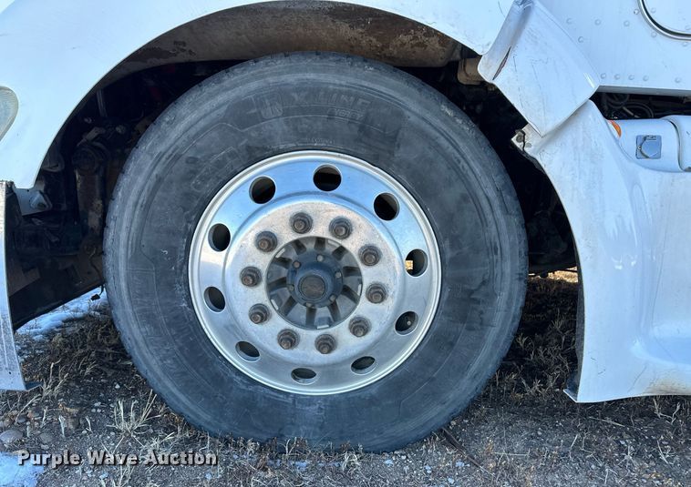 image for item DM2663 2011 Peterbilt 386 semi truck