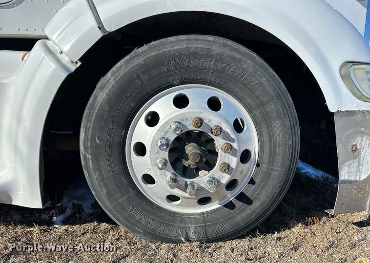 image for item DM2663 2011 Peterbilt 386 semi truck