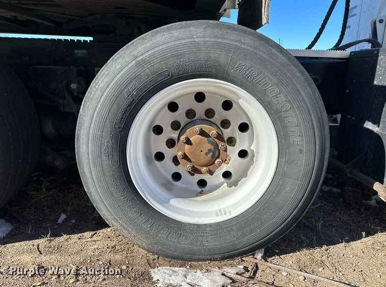 image for item DM2663 2011 Peterbilt 386 semi truck