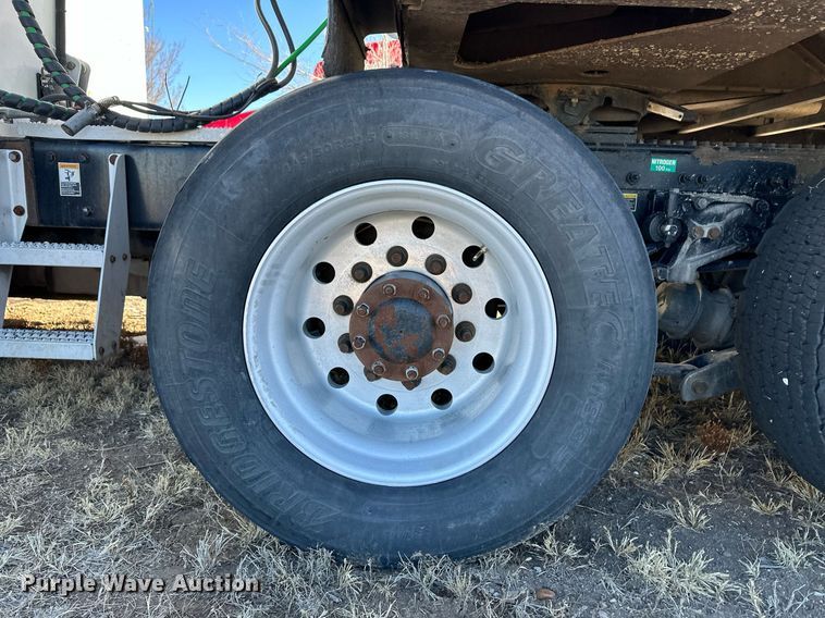 image for item DM2663 2011 Peterbilt 386 semi truck