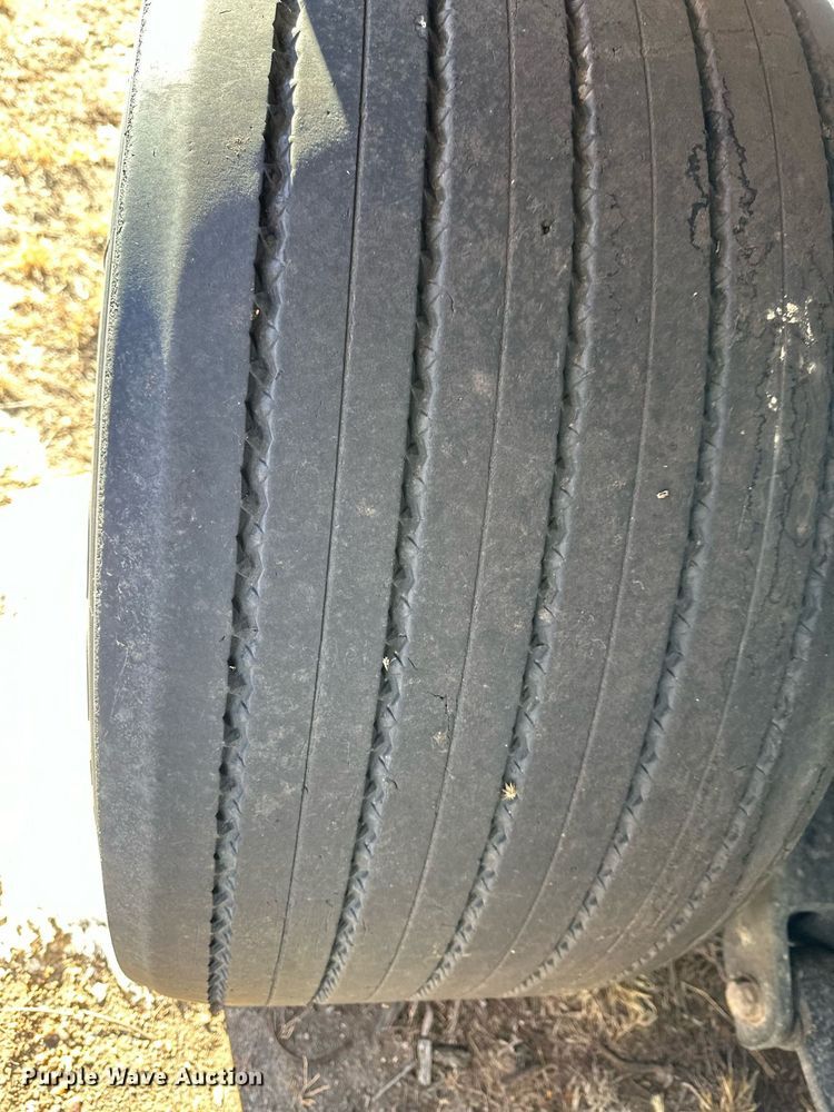 image for item DM2663 2011 Peterbilt 386 semi truck