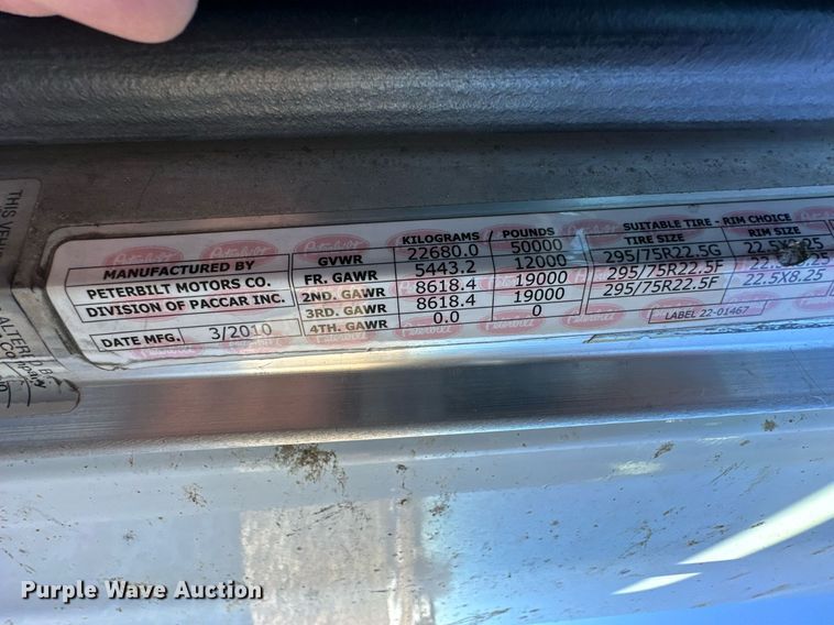 image for item DM2663 2011 Peterbilt 386 semi truck