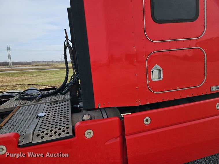 image for item DN7183 2007 Kenworth T600 semi truck