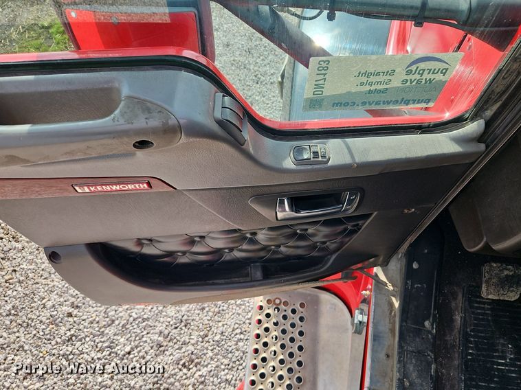 image for item DN7183 2007 Kenworth T600 semi truck