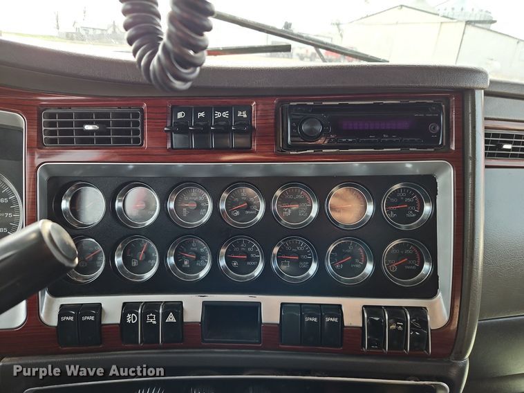 image for item DN7183 2007 Kenworth T600 semi truck