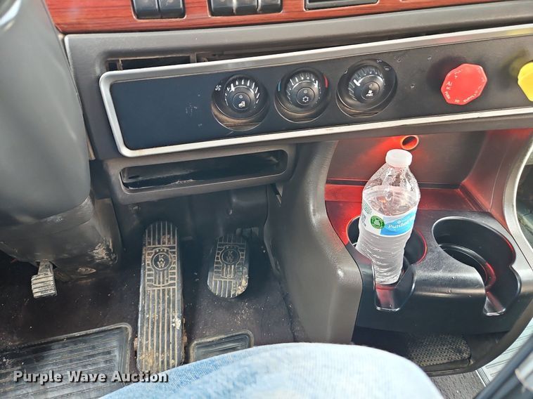 image for item DN7183 2007 Kenworth T600 semi truck