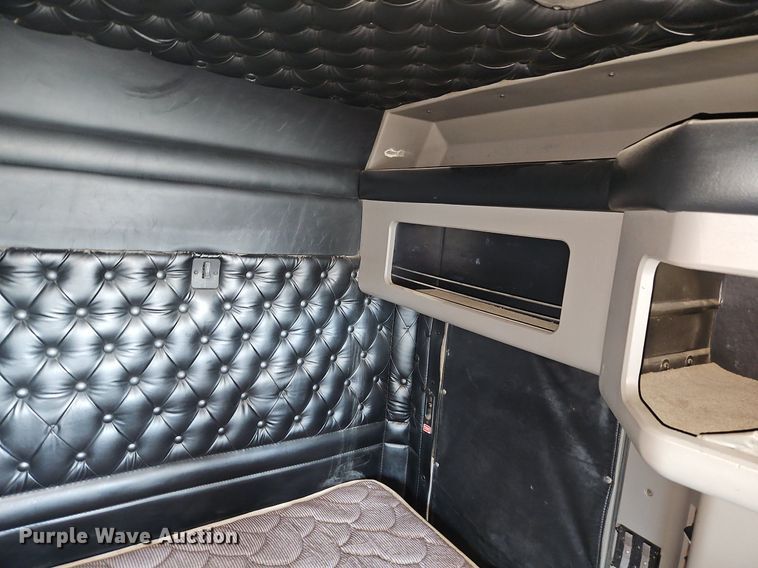 image for item DN7183 2007 Kenworth T600 semi truck