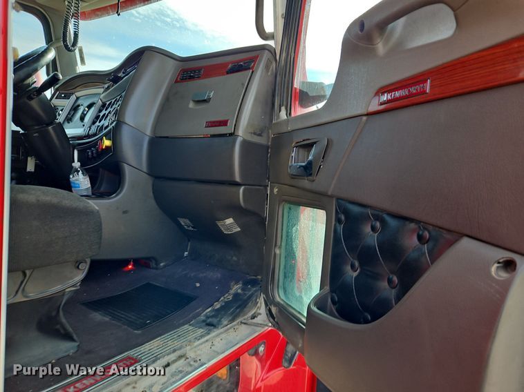 image for item DN7183 2007 Kenworth T600 semi truck