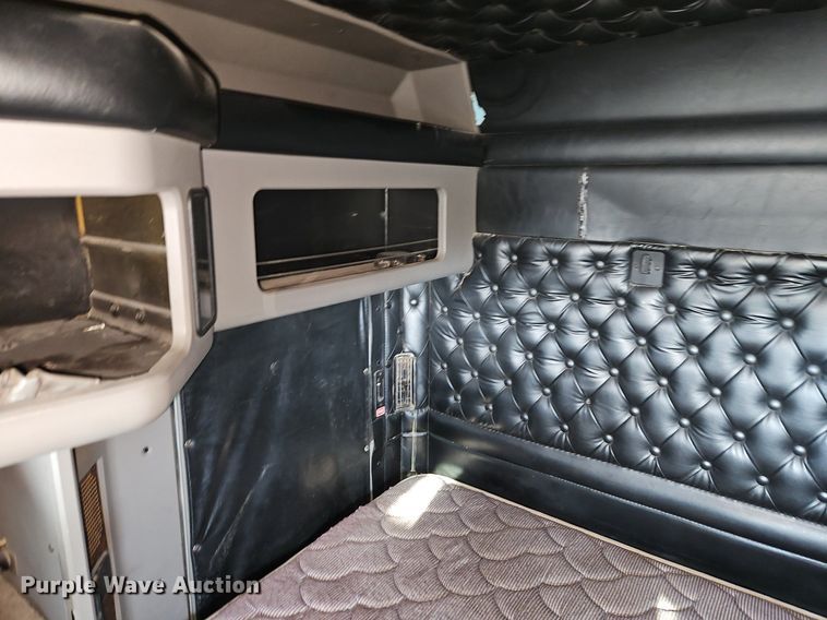 image for item DN7183 2007 Kenworth T600 semi truck