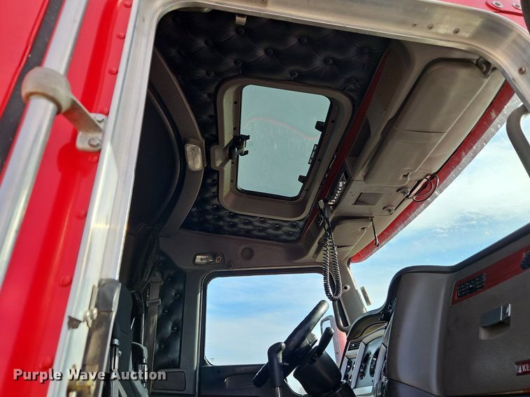 image for item DN7183 2007 Kenworth T600 semi truck