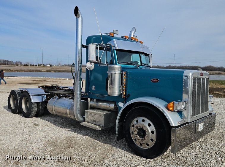 image for item DN7184 2004 Peterbilt  379 semi truck