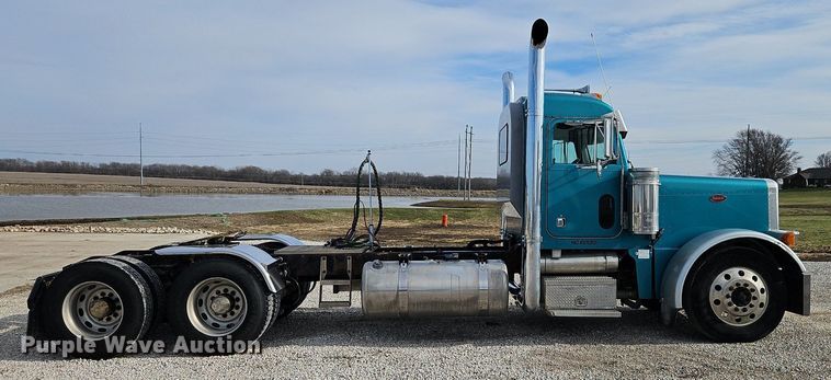 image for item DN7184 2004 Peterbilt  379 semi truck