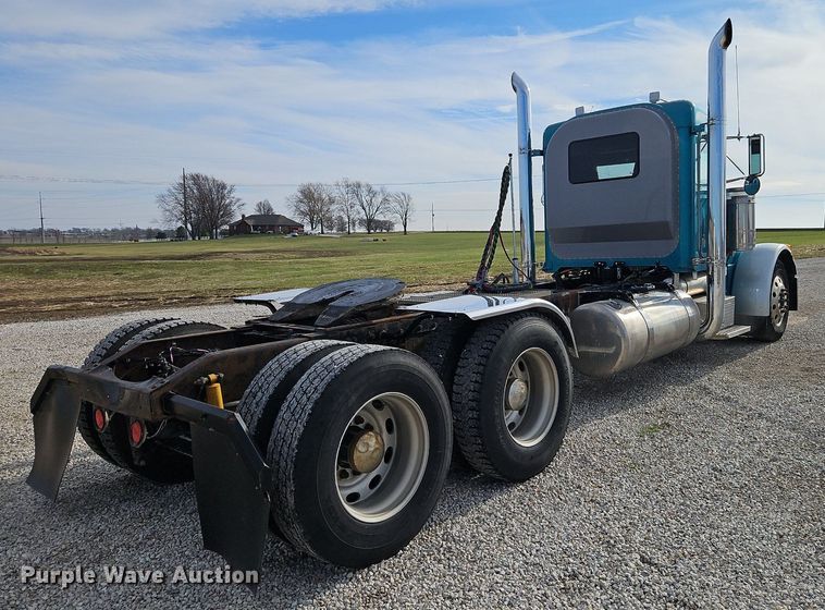 image for item DN7184 2004 Peterbilt  379 semi truck