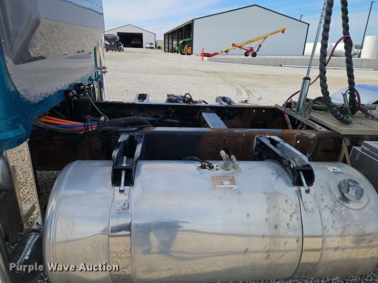 image for item DN7184 2004 Peterbilt  379 semi truck