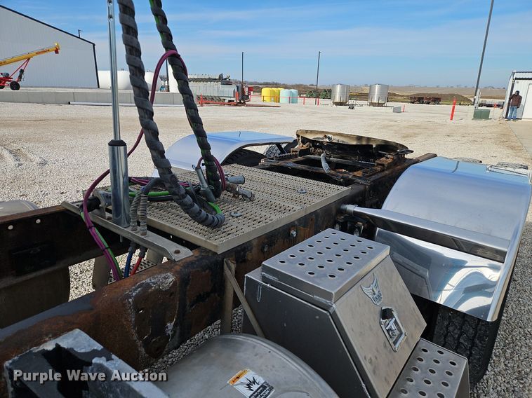 image for item DN7184 2004 Peterbilt  379 semi truck