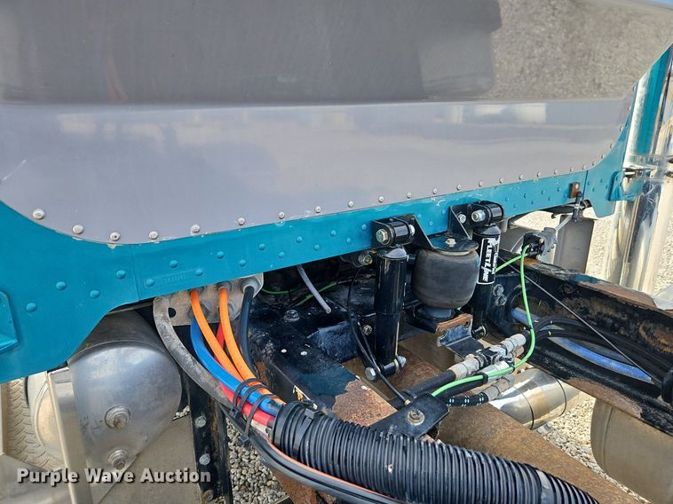 image for item DN7184 2004 Peterbilt  379 semi truck