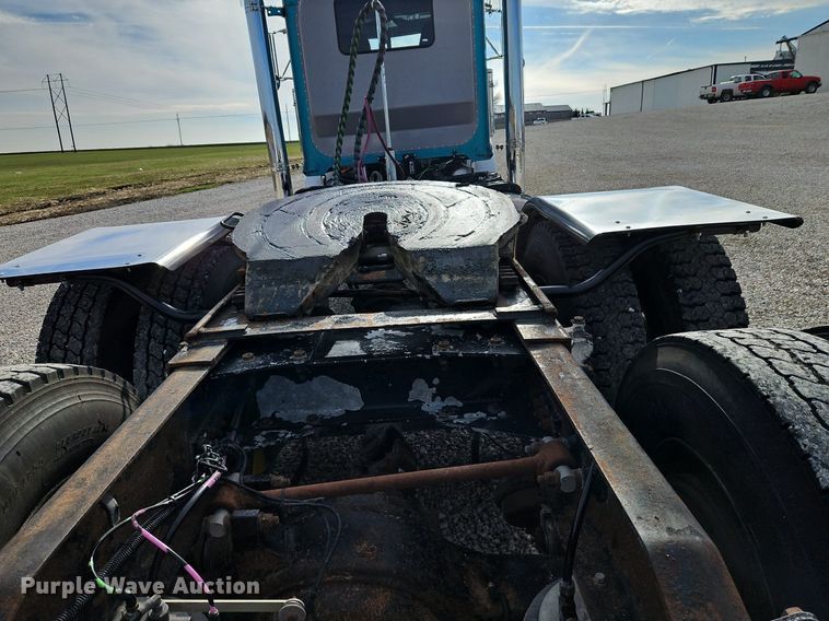 image for item DN7184 2004 Peterbilt  379 semi truck